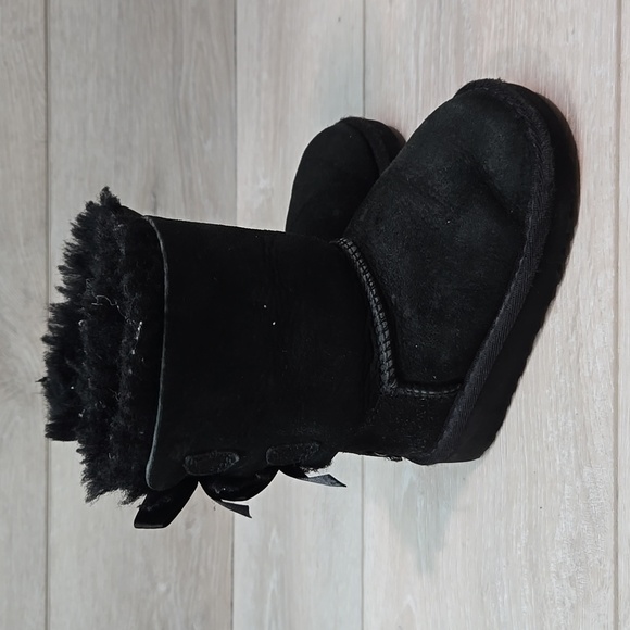 Ugg Australia Women 3280T Bow Back Leather sheepskin boots shoes sz 6 toddler - Picture 1 of 11